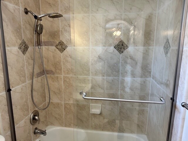 Bright shower/tub combo with fresh tile surround - 5510 Adelaide Ave