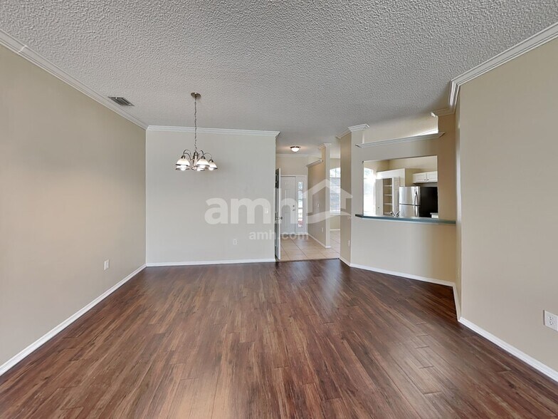 Building Photo - 823 Springwood Cir