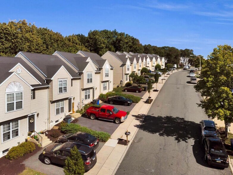 Primary Photo - 527 Upland St