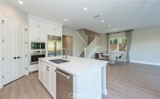 Building Photo - 152 Statura