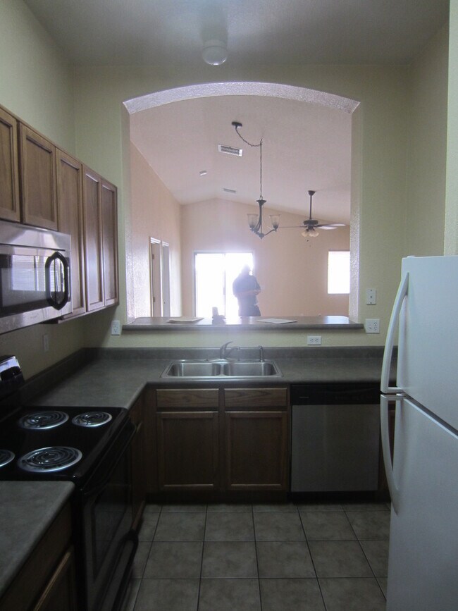 Building Photo - This 3 Bed. 2 Ba. Home Near the U of A, Downtown & I-10 Will Be Available Around April 1st