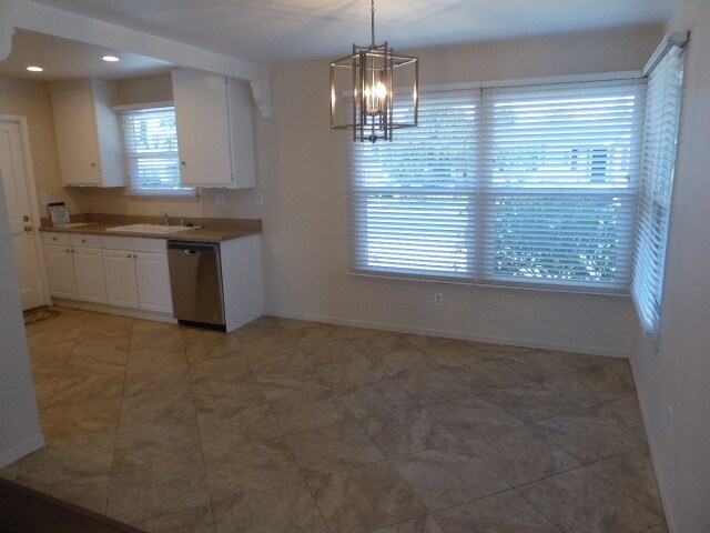 Building Photo - COMING SOON! Beautifully Remodeled Single-...