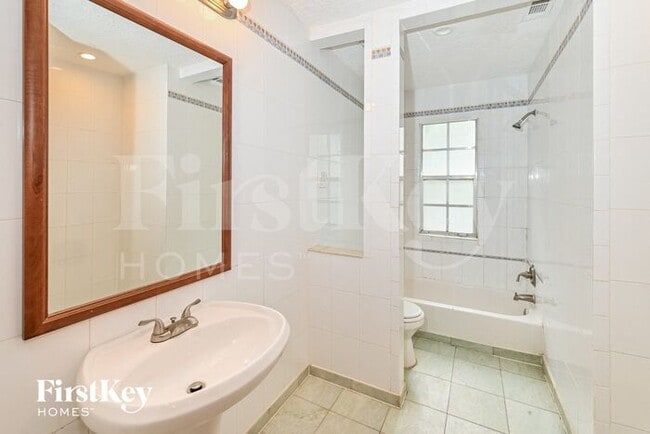 Building Photo - 4003 Chapel Square Dr