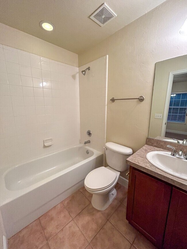 Building Photo - Chase Hollow #101