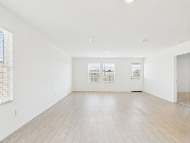 Building Photo - "Open-Concept Living in Fredericksburg"