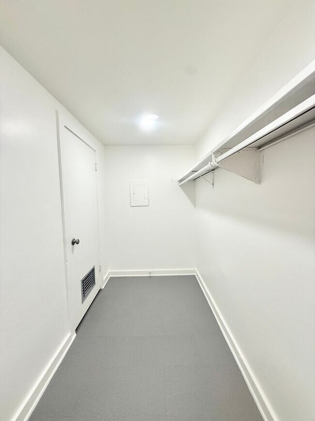 Building Photo - Adorable downstairs 1/1 Classic 8-plex near The Menil Collection!