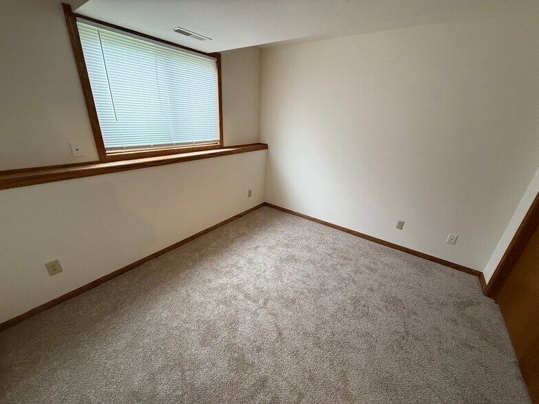 Building Photo - 1627 Rustic Dr