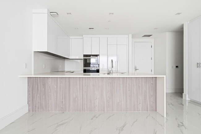 Building Photo - 220 Lake Shore Dr