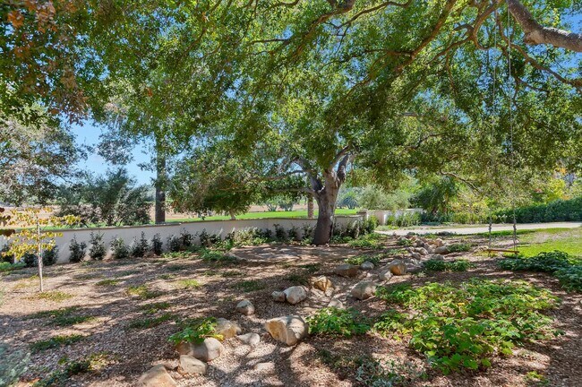 Building Photo - 525 Las Palmas Dr