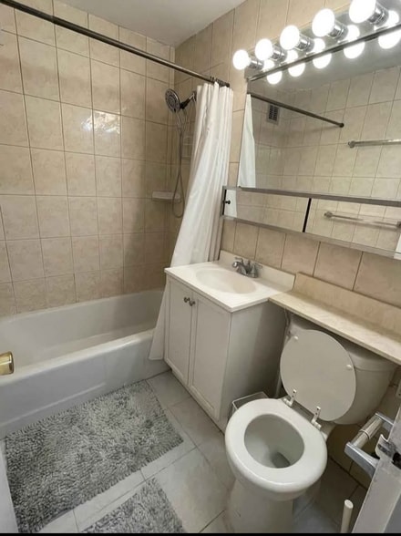 Standard bathroom - 1021 Arlington Blvd