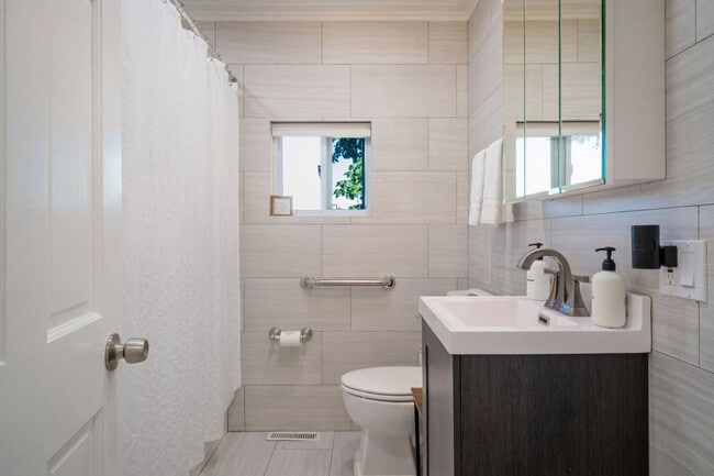 Building Photo - 525 Circle Dr