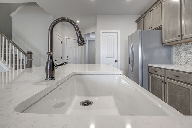 Building Photo - Updated Townhome with 1 Car Garage - close to Southpoint!