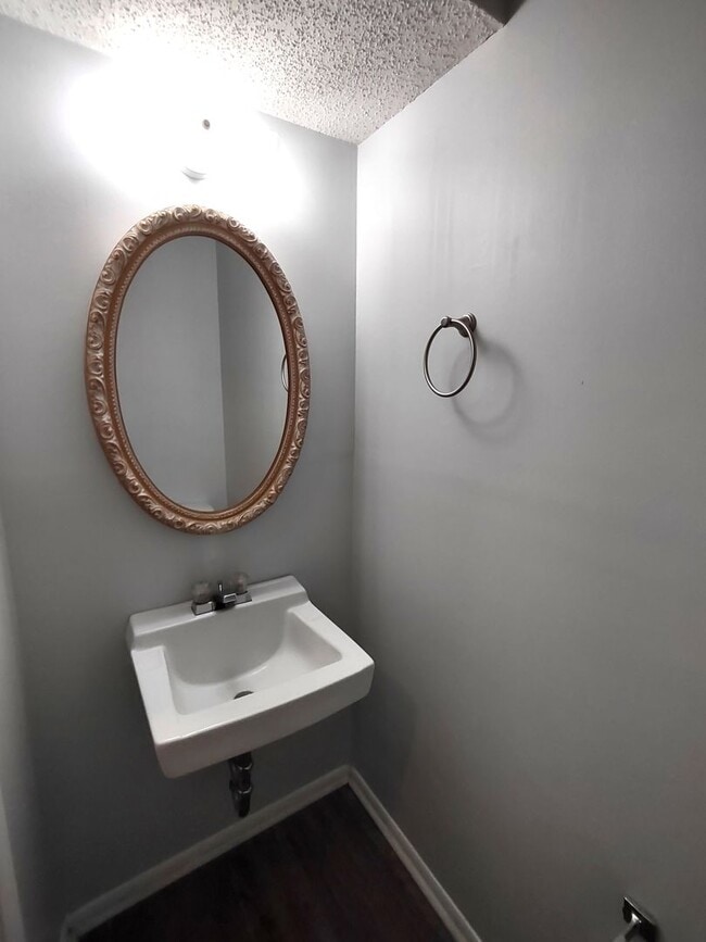 Building Photo - Beautiful Townhome located in Quail Hollow!