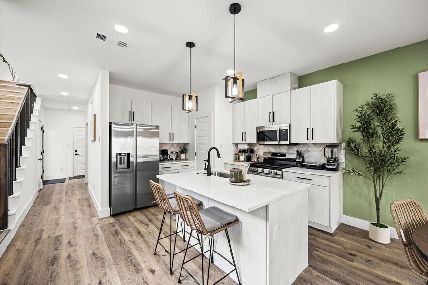 Building Photo - 5702 Riverside Dr