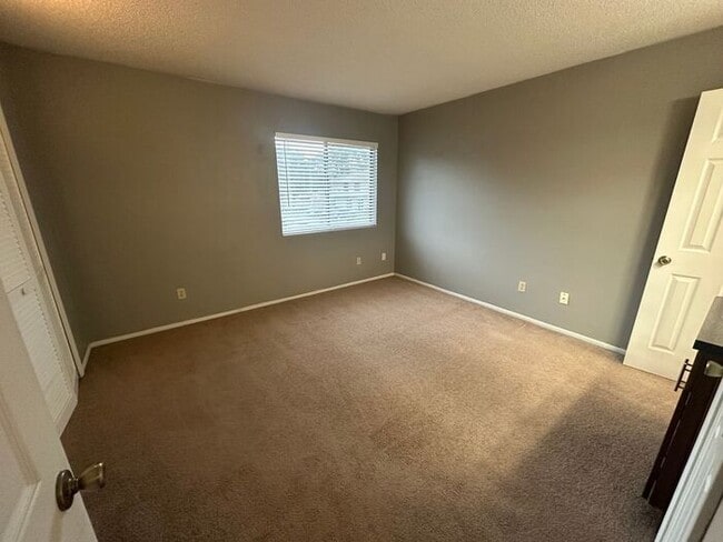 Building Photo - GREAT 2/2.5 Townhome Near UCF! Available Now!