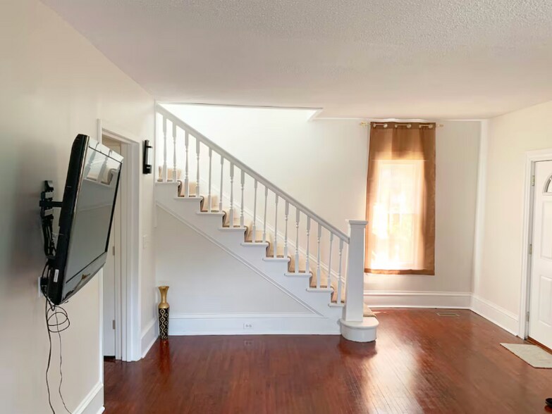 Building Photo - 2818 Dupont Ave N