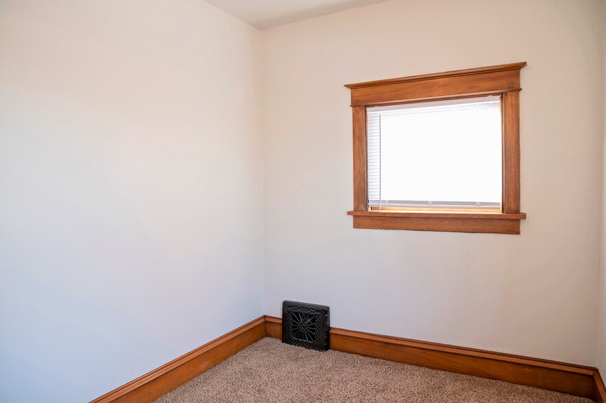 Building Photo - 609 5th Ave