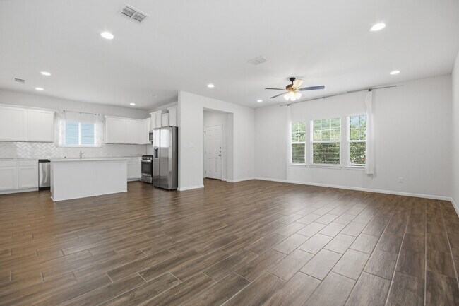 Building Photo - "Charming 3-Bed Oasis in San Marcos with 2 Full Baths – 1424 Sq Ft of Comfort!"