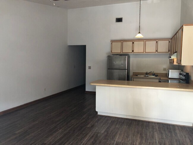 Building Photo - 2/1, Across from Doak, Walk to classes!