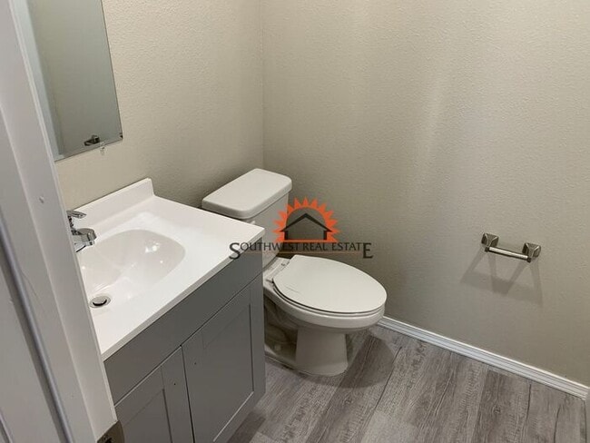Building Photo - Modern 3 bedroom 2 bath apartment