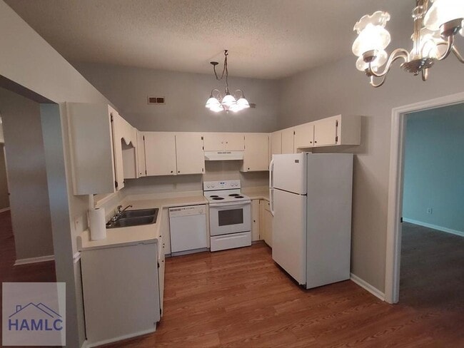 Building Photo - 633 Trevor St