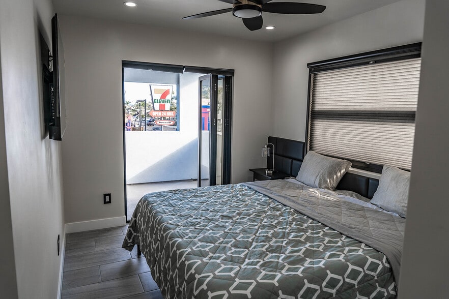 Master Bedroom 2 with Kingsize Bed, Balcony and Ocean View - 7005 La Jolla Blvd