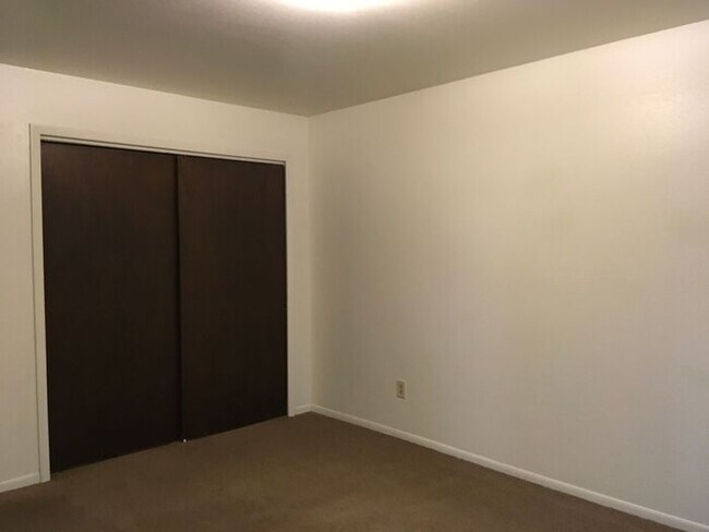 Building Photo - 2 Bed, 1.5 Bath Duplex for Rent in Fort Co...