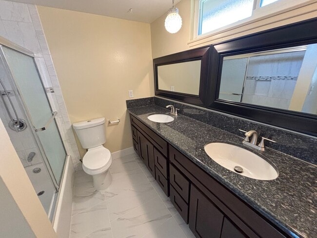 Building Photo - Clean and upgraded 3 bedroom townhouse available in Fountain Valley