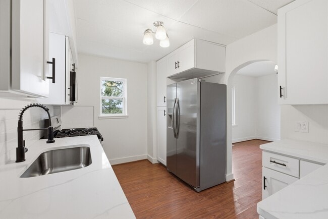 Building Photo - 240 Ridgewood Ave