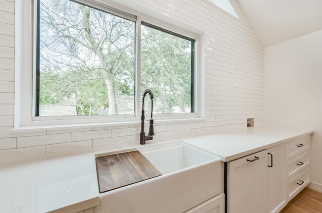 Building Photo - 4718 N Braeswood Blvd