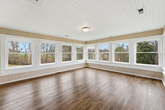 Building Photo - $1,900 - 3 Bedroom 3 Bathroom Unfurnished Home Just Outside Franklin