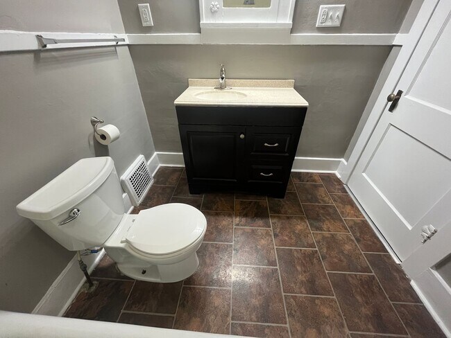 Building Photo - 2506 Clara Ave