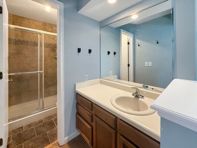 Building Photo - $0 DEPOSIT OPTION. SPACIOUS 4-BEDROOM CENT...
