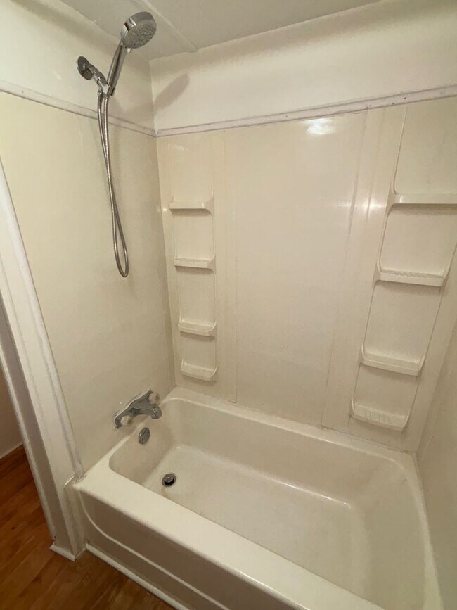Building Photo - 3 BED, 2 BATH HOME ON PISGAH COVERED BRIDG...