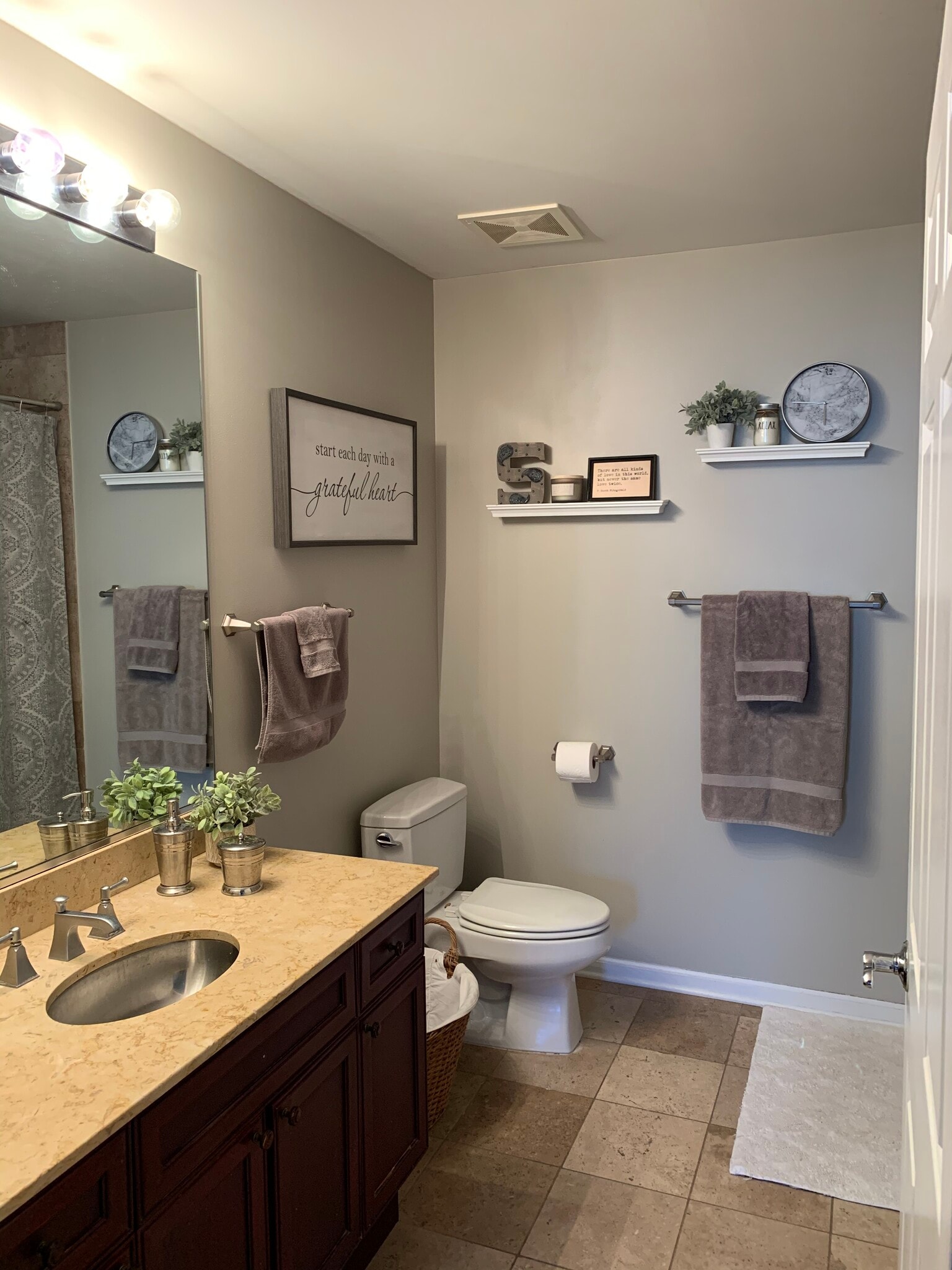 Master Bath - 2040 W Belmont Ave