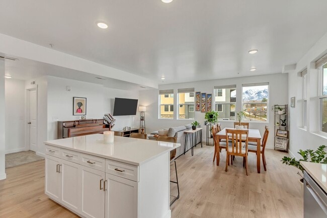 Building Photo - Spacious 3 Bed 2 Bath Condo in Sandy!