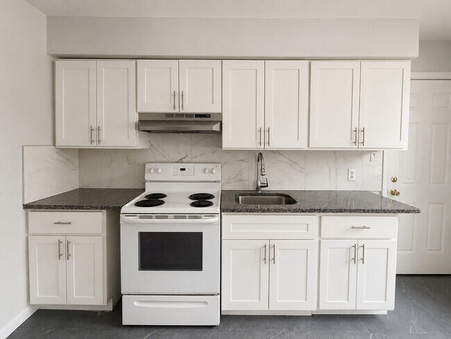 Building Photo - 2601 N Sartain St