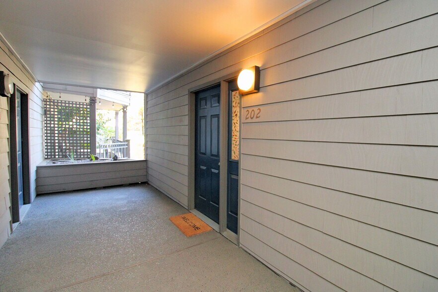 Building Photo - 1320 SW Hall St