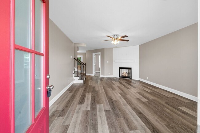 Building Photo - Pet Friendly Five Bedroom!