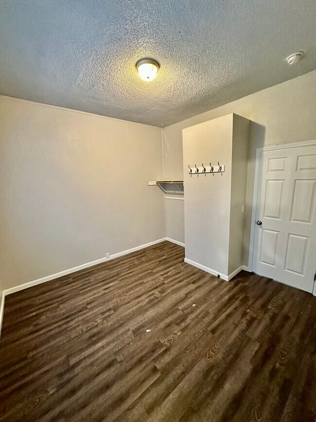 Building Photo - 947 E Augusta Ave