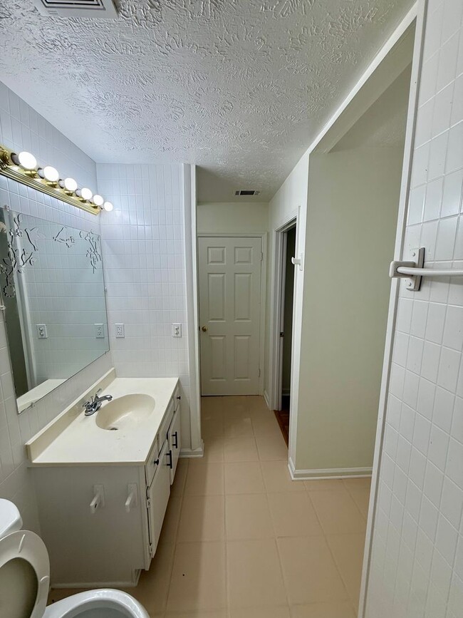 Building Photo - Newly remodeled ranch house in Jonesboro!