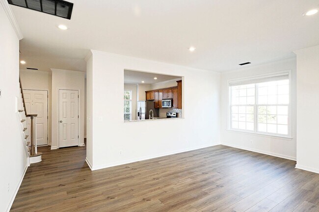 Building Photo - Updated End-Unit Townhome in Crozet