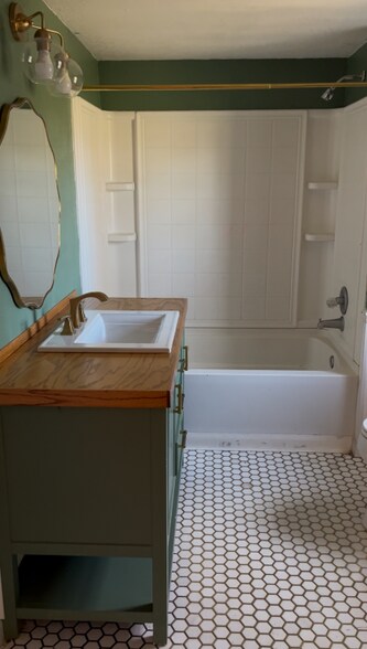 Building Photo - 505 W Hwy B