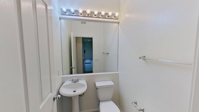 Building Photo - 1002 Reggio Aisle