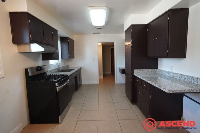 Building Photo - 3 Bedroom Home Near Compton Junior High in...