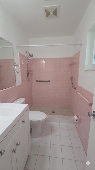 Building Photo - 7002 NW 71st Ave