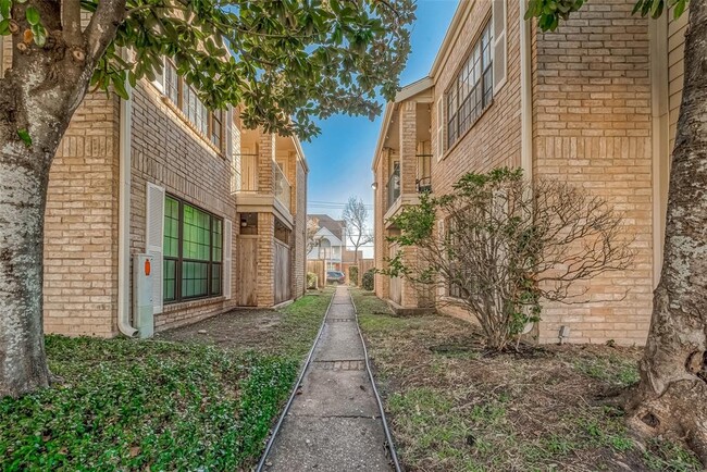 Building Photo - 14600 Fonmeadow Dr