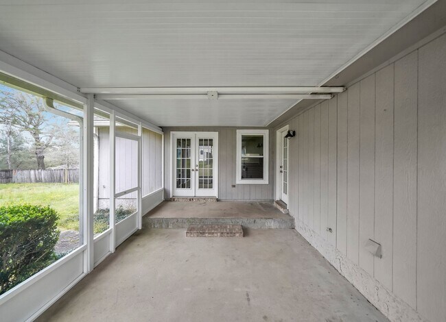 Building Photo - AVAILABLE 11/10... 3/2 with LARGE backyard!!