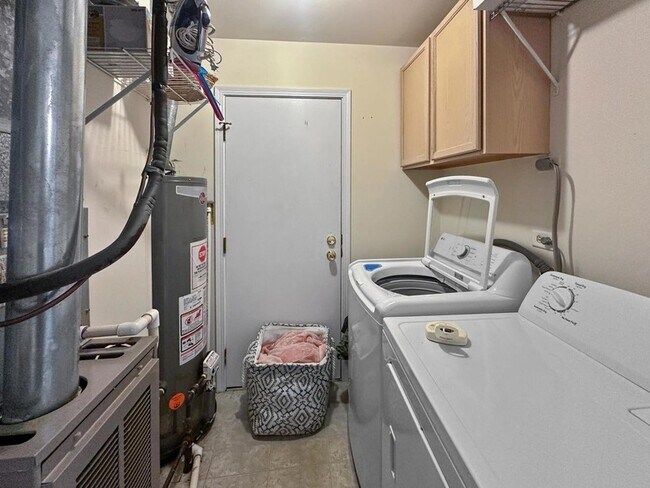 Building Photo - 209 W Ct of Shorewood