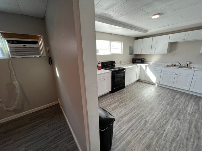 Building Photo - 2 Bedroom 1 Bath Private Apartment Above B...